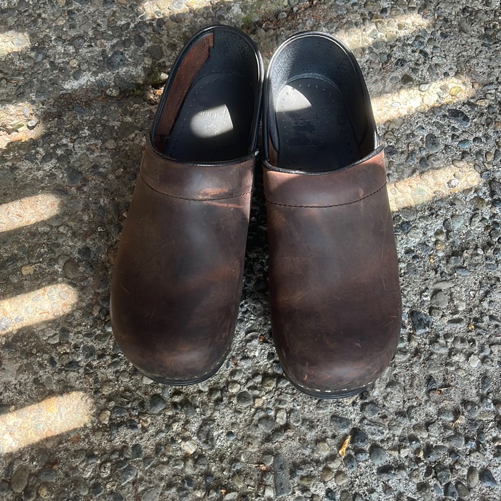 Brown oiled leather danskos size 42